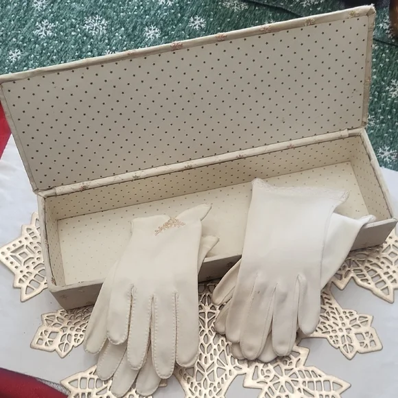 Vintage Embroidered Glove Box – Floral Threadwork – Satin or Silk Exterior - Picture 2 of 9